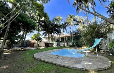 Imagem: A casa possui 5 Dormitórios, 5 Banheiros, 5 Vagas na garagem