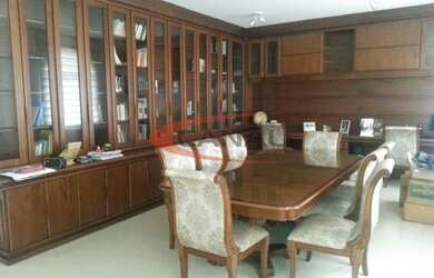 Imagem: A casa possui 4 Dormitórios, 3 Banheiros, 4 Vagas na garagem