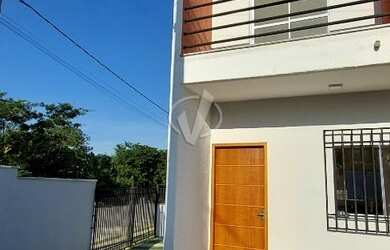 Imagem: A casa possui 2 Dormitórios, 2 Banheiros, 2 Vagas na garagem