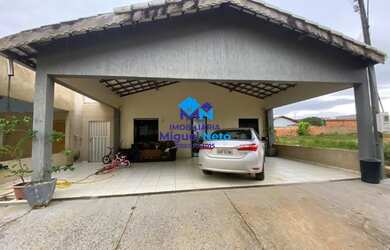 Imagem: A casa possui 3 Dormitórios, 2 Banheiros, 2 Vagas na garagem