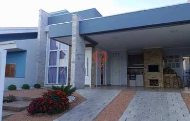 Imagem: A casa possui 3 Dormitórios, 3 Banheiros, 4 Vagas na garagem