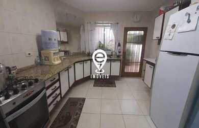 Imagem: A casa possui 3 Dormitórios, 4 Banheiros, 5 Vagas na garagem