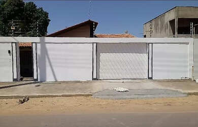 Imagem: A casa possui 3 Dormitórios, 2 Banheiros e está localizado