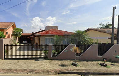 Imagem: A casa possui 3 Dormitórios, 1 Banheiro, 2 Vagas na garagem
