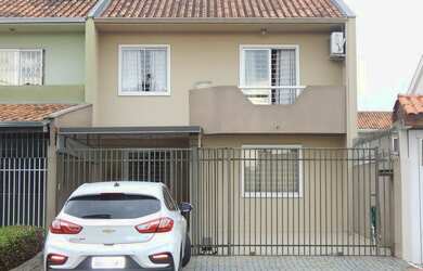 Imagem: A casa possui 3 Dormitórios, 2 Banheiros, 3 Vagas na garagem