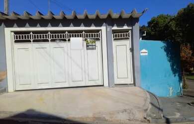 Imagem: A casa possui 2 Dormitórios, 2 Banheiros, 3 Vagas na garagem