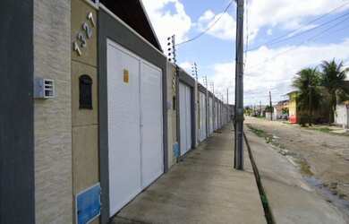 Imagem: A casa possui 2 Dormitórios, 2 Banheiros, 2 Vagas na garagem