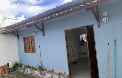 Imagem: A casa possui 3 Dormitórios, 1 Banheiro, 2 Vagas na garagem