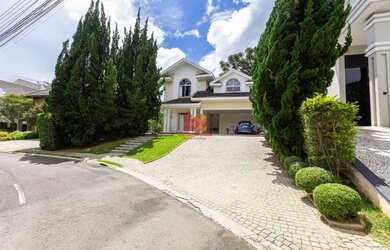 Imagem: A casa possui 3 Dormitórios, 4 Banheiros, 5 Vagas na garagem