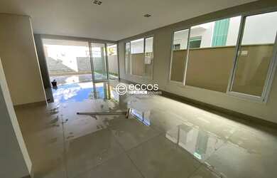 Imagem: A casa em condomínio possui 4 Dormitórios, 5 Banheiros, 2