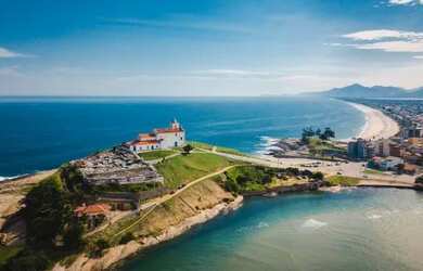 Imagem: A casa possui 2 Dormitórios, 2 Banheiros, 3 Vagas na garagem