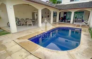 Imagem: A casa em condomínio possui 4 Dormitórios, 5 Banheiros, 2