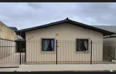 Imagem: A casa possui 3 Dormitórios, 3 Banheiros, 5 Vagas na garagem