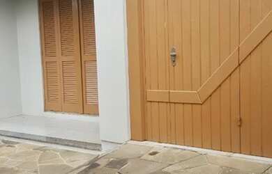 Imagem: A casa possui 3 Dormitórios, 1 Banheiro, 1 Vaga na garagem