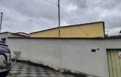 Imagem: A casa possui 3 Dormitórios, 1 Banheiro, 4 Vagas na garagem