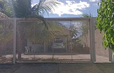 Imagem: A casa possui 2 Dormitórios, 2 Banheiros, 2 Vagas na garagem