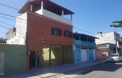 Imagem: A casa possui 3 Dormitórios, 2 Banheiros, 2 Vagas na garagem