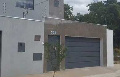 Imagem: A casa possui 3 Dormitórios, 2 Banheiros, 2 Vagas na garagem