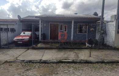 Imagem: A casa possui 3 Dormitórios, 1 Banheiro, 3 Vagas na garagem