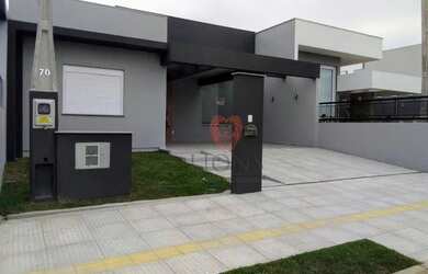 Imagem: A casa possui 3 Dormitórios, 2 Banheiros, 2 Vagas na garagem