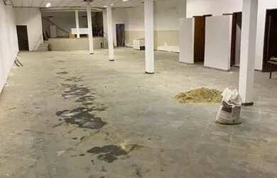 Imagem: O depósito possui 2 Vagas na garagem, 300m² de Área e está