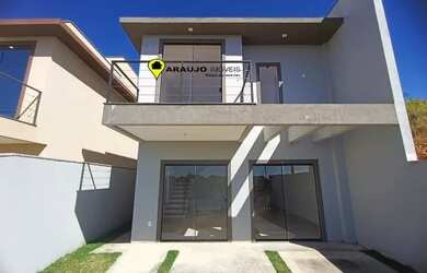 Imagem: A casa possui 3 Dormitórios, 3 Banheiros, 2 Vagas na garagem