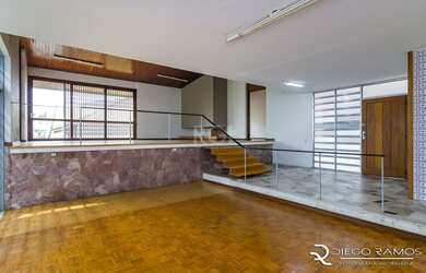 Imagem: A casa possui 3 Dormitórios, 3 Banheiros, 5 Vagas na garagem