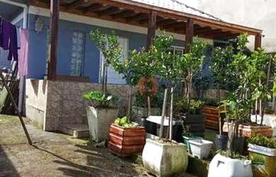 Imagem: A casa possui 3 Dormitórios, 1 Banheiro, 3 Vagas na garagem