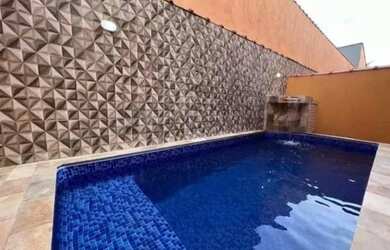 Imagem: A casa possui 3 Dormitórios, 2 Banheiros e está localizado