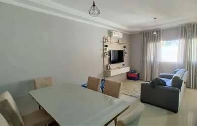 Imagem: A casa possui 3 Dormitórios, 2 Banheiros, 2 Vagas na garagem