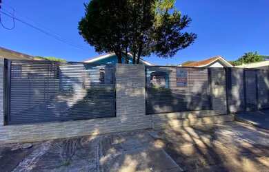 Imagem: A casa possui 3 Dormitórios, 2 Vagas na garagem e está localizado