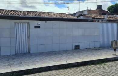 Imagem: A casa possui 3 Dormitórios, 2 Banheiros, 2 Vagas na garagem