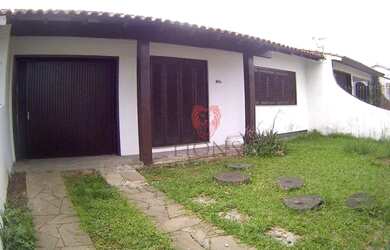 Imagem: A casa possui 2 Dormitórios, 1 Banheiro, 2 Vagas na garagem