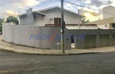 Imagem: A casa possui 3 Dormitórios, 5 Banheiros, 5 Vagas na garagem