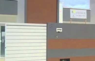 Imagem: A casa possui 3 Dormitórios, 2 Banheiros, 1 Vaga na garagem