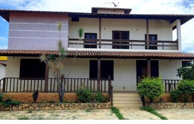 Imagem: A casa e possui 4 Dormitórios, Suítes, 2 Banheiros, 5 Vagas