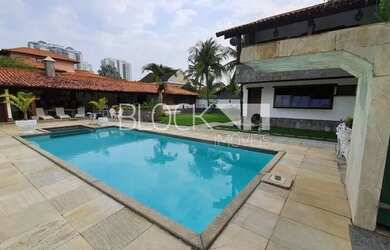 Imagem: A casa em condomínio possui 4 Dormitórios, 5 Banheiros, 3