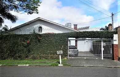 Imagem: A casa possui 3 Dormitórios, 3 Banheiros, 2 Vagas na garagem