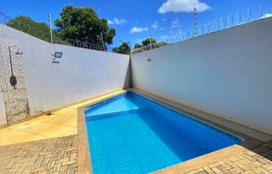 Imagem: A casa possui 2 Dormitórios, 2 Banheiros, 2 Vagas na garagem