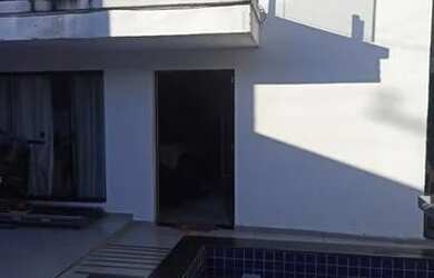 Imagem: A casa possui 2 Dormitórios, 3 Banheiros, 1 Vaga na garagem