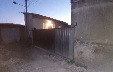 Imagem: A casa possui 2 Dormitórios, 2 Banheiros, 3 Vagas na garagem