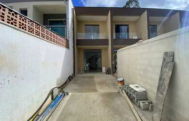 Imagem: A casa possui 2 Dormitórios, 3 Banheiros, 2 Vagas na garagem