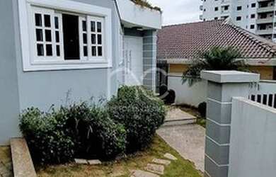 Imagem: A casa possui 3 Dormitórios, 3 Banheiros, 4 Vagas na garagem