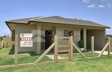 Imagem: A casa possui 3 Dormitórios, 1 Banheiro, 1 Vaga na garagem
