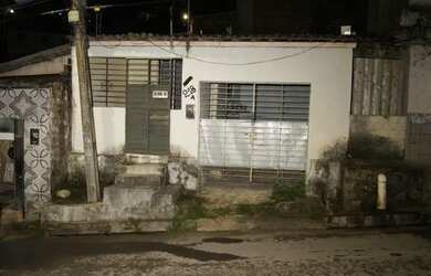 Imagem: A casa possui 2 Dormitórios, 1 Banheiro, 1 Vaga na garagem