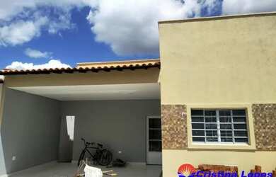 Imagem: A casa possui 3 Dormitórios, 2 Banheiros, 2 Vagas na garagem