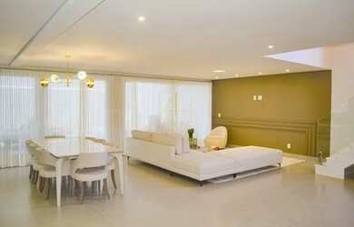 Imagem: A casa possui 4 Dormitórios, 5 Banheiros, 4 Vagas na garagem