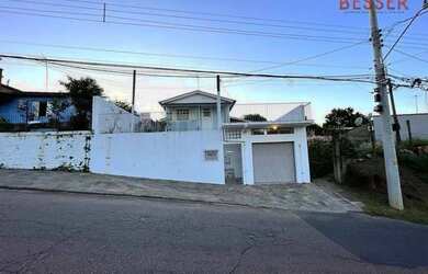 Imagem: A casa possui 3 Dormitórios, 2 Banheiros, 1 Vaga na garagem