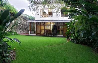 Imagem: A casa possui 4 Dormitórios, 5 Banheiros, 388m² de Área e