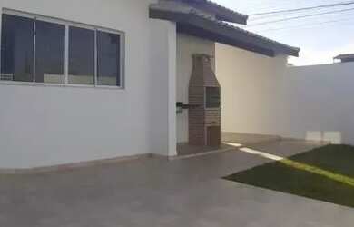 Imagem: A casa possui 2 Dormitórios, 2 Banheiros, 2 Vagas na garagem